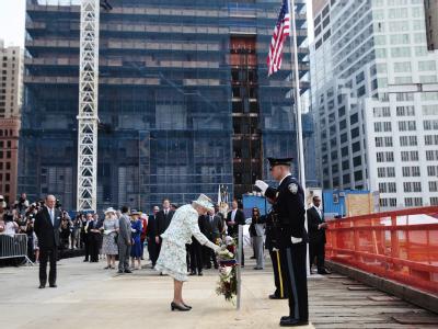 Die britische Königin Elizabeth II. hat einen Kranz am Ground Zero niedergelegt. Queen Elizabeth am Ground Zero