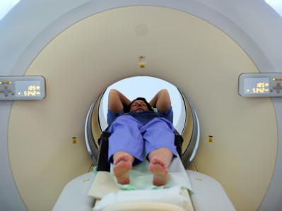 Patientin liegt in einer neuartigen PET/CT-Anlage (Archivbild). Die von der schwarz-gelben Bundesregierung beschlossene Erhöhung der Krankenkassenbeiträge sorgt für viel Unmut. Gesundheitsreform