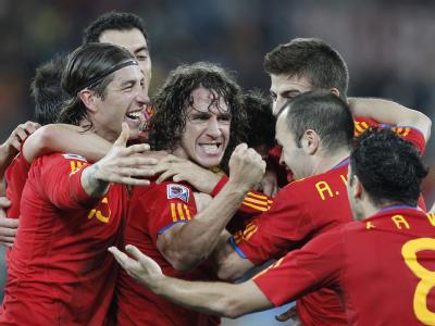 Spanische Spieler bejubeln das 1-0 von Carlos Puyol (m) gegen die DFB-Elf. WM 2010 - Deutschland - Spanien