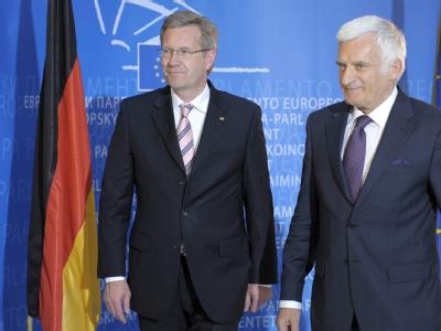Bundespräsident Wulff zu Besuch beim Europarlament: Parlamentspräsident Jerzy Buzek heißt ihn willkommen. Bundespräsident Wulff in Straßburg