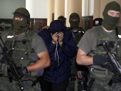 Der Verdächtige Mossad-Agent wird abgeführt: Er soll von Deutschland aus Vorbereitungen für ein Attentat auf einen Hamas-Führer in Dubai getroffen haben. Polen überstellt mutmaßlichen Mossad-Mann nach Berlin