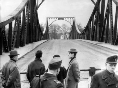 Blick am 10.02.1962 auf die Glienicker Brücke in Berlin, auf der kurz zuvor der Austausch von US-Pilot Gary Francis Powers gegen den sowjetischen Spion Rudolf Iwanowitsch Abel stattgefunden hatte. Agentenaustausch zwischen Ost und West