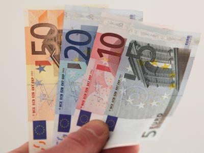 Laut einem «Bild»-Bericht werden die Vermögen in Deutschland deutlich stärker steigen als die Löhne. Euro-Scheine