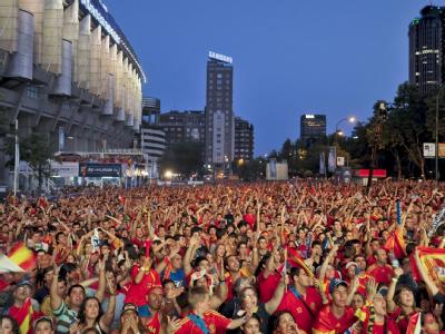Spanische Fans feiern vor dem Bernabeu-Stadion in Madrid den Sieg ihrer Nationalmannschaft. Spanische Fans
