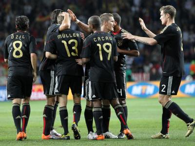 Die deutsche Mannschaft feiert Torschütze Thomas Müller. Müller