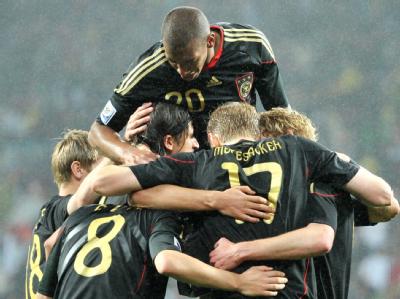 Sami Khedira wird von seinen Teamkameraden nach seinem Treffer gefeiert. Khedira