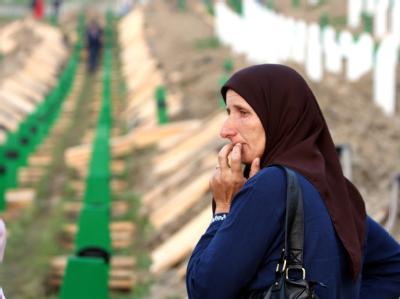 Angehörige der neuidentifizierten Opfer trauern an den Särgen. Gedenken an Völkermord von Srebrenica vor 15 Jahren