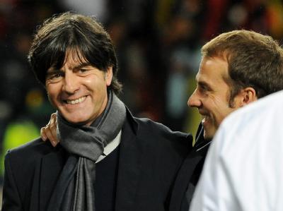 Versöhnlicher Abschluss: Joachim Löw (l) und Co-Trainer Hansi Flick in gelöster Stimmung nach der gewonnenen Partie gegen Uruguay. WM 2010 - Uruguay - Deutschland 2:3