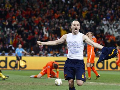 Andres Iniesta feiert den Sieg Spaniens. Spanien
