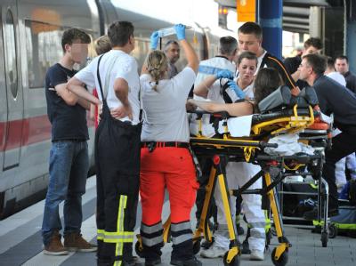 Notarzteinsatz nach einer Fahrt im überhitzten ICE (Foto von 10.7.2010). Notarzteinsatz