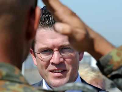 Zu Besuch bei der im sächsischen Frankenberg stationierten Panzergrenadierbrigade 37: Bundesverteidigungsminister Karl-Theodor zu Guttenberg (CSU) will 2011 über die Bundeswehrkasernen entscheiden. Karl-Theodor zu Guttenberg