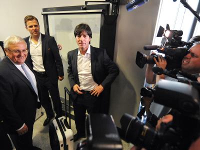 Angekommen: DFB-Präsident Theo Zwanziger (l-r), Team-Manager Oliver Bierhoff und Bundestrainer Joachim Löw verlassen am Montag auf dem Flughafen Frankfurt am Main den Airbus A380 der Lufthansa, der die deutsche Fußball-Nationalmannschaft zuvor aus Südafri DFB-Team