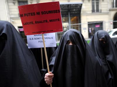 Pariser Frauen demonstrieren im Januar 2010 gegen ein Burka-Verbot. (Archivbild) Burka-Verbot in Frankreich