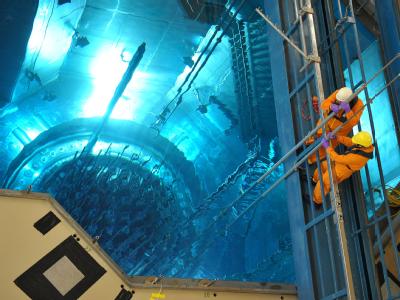 Arbeiter im AKW Grafenrheinfeld (Unterfranken) setzen Messsonden in den Reaktordruckbehälter. Die Bundesregierung will womöglich Kernkraftbetreibern längere Atomlaufzeiten nicht zuteilen, sondern versteigern. (Archivbild) Koalition erwägt Atomstrom-Auktion