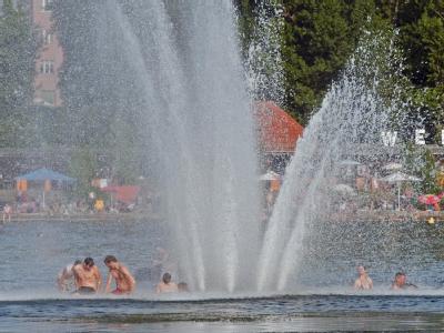 Abkühlung bei Temperaturen um 32 Grad im Weissensee in Berlin. Spritzige Abkühlung im Weissensee