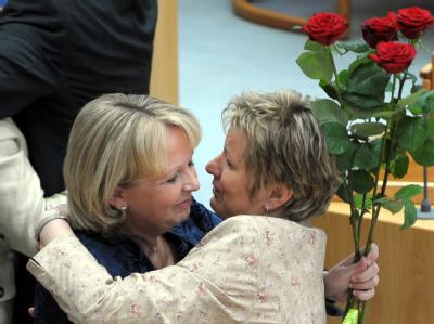 Die neue Ministerpräsidentin von Nordrhein-Westfalen, Hannelore Kraft (SPD, l), nimmt Glückwünsche von der Grünen-Fraktionsvorsitzenden Sylvia Löhrmann entgegen. Glückwünsche