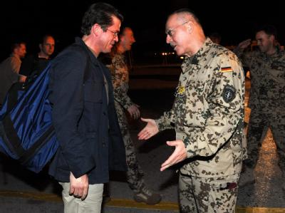 Verteidigungsminister Karl-Theodor zu Guttenberg (L) ist zu einem Kurzbesuch in Afghanistan eingetroffen. Verteidigungsminister Guttenberg in Afghanistan