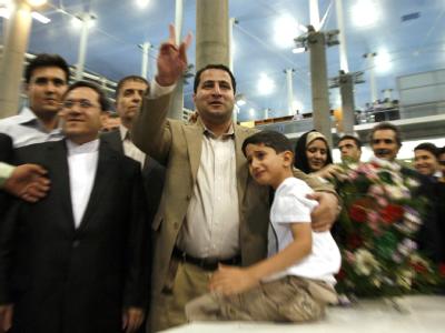 Für den iranischen Atomphysiker Sharam Amiri gab es am Flughafen von Teheran einen großen Empfang. Amiri in Teheran