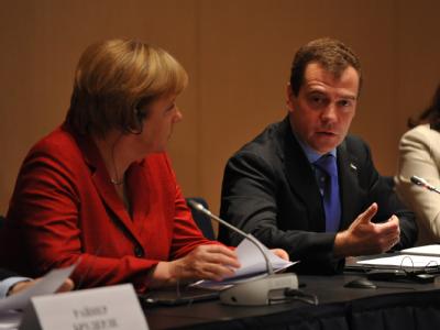 Bundeskanzlerin Angela Merkel und Russlands Präsident Dmitri Medwedew sprechen in Jekaterinburg (Russland). Merkel und Medwedew