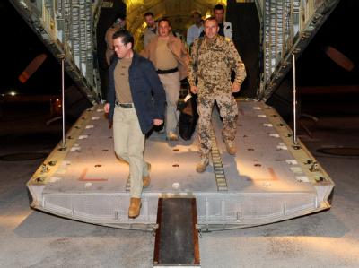 Verteidigungsminister Karl Theodor zu Guttenberg kommt im Feldlager Masar-I-Scharif der Bundeswehr an. Verteidigungsminister Guttenberg in Afghanistan