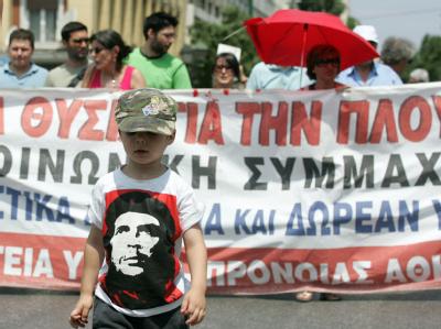 Demonstration vor dem Parlament in Athen. Staatsbedienstete haben gegen die Erhöhung des Pensionierungsalters von 58 auf 65 Jahre protestiert. Proteste in Athen