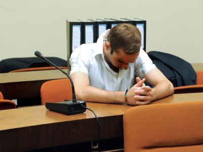 Sebastian L. im Gerichtssaal. Er und sein Freund Markus S. sind wegen Mordes angeklagt. Angeklagter
