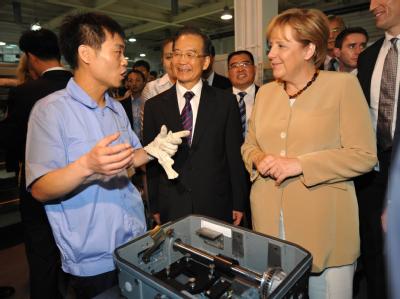 Bundeskanzlerin Angela Merkel und der chinesische Ministerpräsident Wen Jiabao besuchen eine Produktionshalle von Siemens in Xi´an. Merkel auf Asienreise