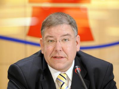 Die Hamburger CDU-Bürgerschaftsfraktion hat Innensenator Christoph Ahlhaus einstimmig als Nachfolger von Bürgermeister Ole von Beust nominiert. Christoph Ahlhaus