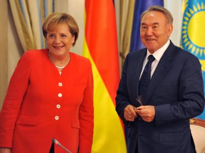 Letzte Station von Merkels Auslandsreise war nach Russland und China Kasachstan, wo sie Staatschef Nursultan Nasarbajew traf. Merkel in Kasachstan