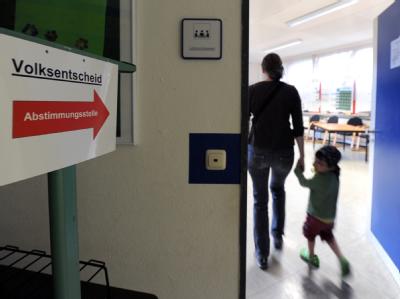 Die Schulreformgegner haben sich im Volksentscheid gegen die Einführung sechsjähriger Primarschulen klar durchgesetzt. Volksentscheid zu Schulreform