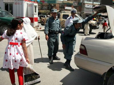 Höchste Sicherheitsstufe vor der Afghanistan-Konferenz in Kabul: Sicherheitskräfte kontrollieren ein Auto. Vor Internationaler Konferenz in Kabul - Sicherheitsvorkehrungen