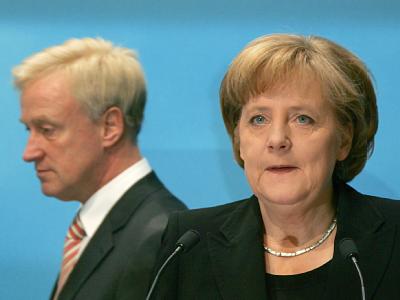 Nach der Rücktrittsankündigung von Hamburgs Bürgermeister Ole von Beust ist die Union im Umfragen unter die 30-Prozent-Marke gefallen. Beust und Merkel