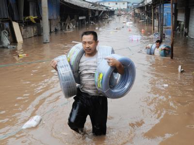 Allein in den vergangenen sechs Tagen starben am oberen Jangtse bei Überschwemmungen 73 Menschen. Hochwasser in China