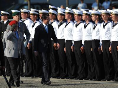 Verteidigungsminister Karl-Theodor zu Guttenberg und der Generalinspekteur der Bundeswehr, Volker Wieker schreiten im Rahmen eines feierlichen Gelöbnisses die Reihen der Soldaten ab. Feierliches Gelöbnis