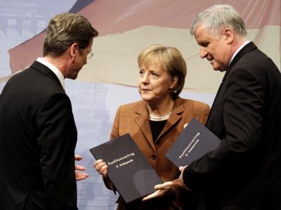 Guido Westerwelle (l), Angela Merkel (M) und Horst Seehofer nach der Unterzeichnung der Koalitionsverträge im Oktober 2009. Koalition