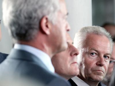 Bahnchef Rüdiger Grube (r.), Bundesverkehrsminister Peter Ramsauer (l.) und der Vorsitzende des Bundestags-Verkehrsausschuss, Winfried Hermann stellen sich den Journalisten. Bundestags-Verkehrsausschuss