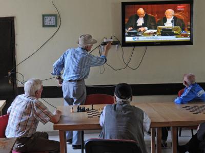 Kosovaren schauen sich die Urteilsverkündung durch den IGH in Pristina im Fernsehen an. Neugierde in Pristina