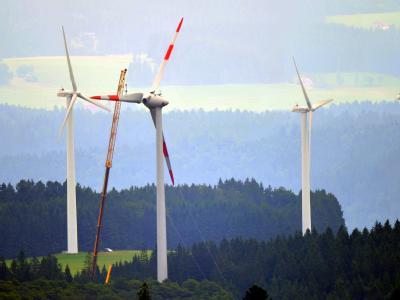 Mit Hilfe eines Krans wird im Hochschwarzwald ein Flügel eines Windrades montiert. Windkrafträder