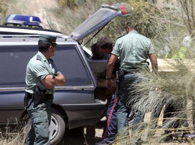 Spanische Polizisten bergen die Leiche des fünfjährigen deutschen Jungen bei Cordoba. Kinderleiche gefunden