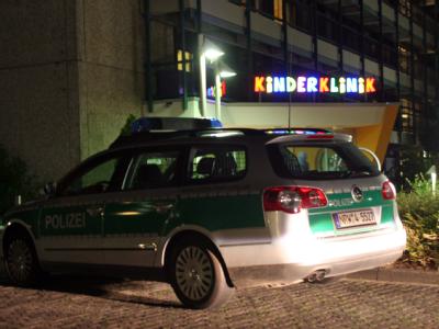 Polizeifahrzeug vor der Kinderklinik in Bad Honnef. Polizei vor der Kinderklinik