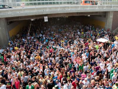 Tausende Raver drängen in und vor dem Tunnel in Duisburg. Der Tunnel