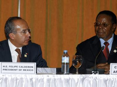 Mexikos Präsident Felipe Calderon (L) und Malawis Präsident und Chef der Afrikanischen Union Bingu wa Mutharika beim 15. Gipfeltreffen der Union. 15. AU-Gipfel