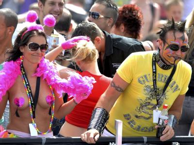 Vor dem Unglück: Raver feiern in Duisburg bei der dritten Loveparade im Ruhrgebiet. Vor dem Unglück