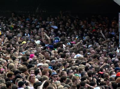 Kurz vor dem Unglück stehen die Menschen dichtgedrängt am Tunnelausgang in Duisburg. Loveparade