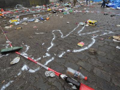 Kreide markiert in Duisburg die Lage der Leichen am Unglücksort. Tote bei Loveparade