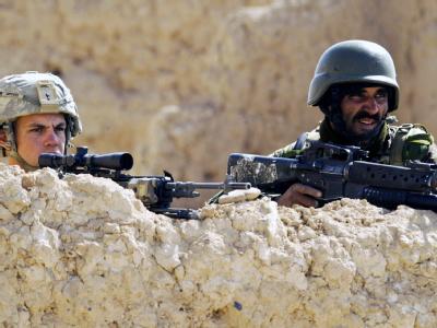 Ein US-Soldat und ein afghanischer Soldat bei der Operation «Moshtarak» in Badula Qulp in der afghanischen Provinz Helmand: Die US-Einheiten und deren Verbündete verlieren in dem seit knapp neun Jahren andauernden Krieg am Hindukusch zunehmend an Boden. Geheime US-Akten