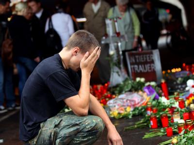 Trauernde nach der Loveparade-Katastrophe. Trauer