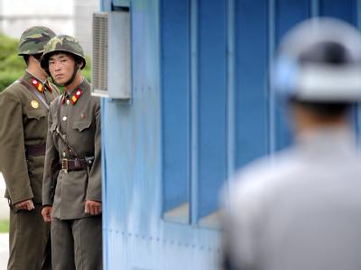 An der innerkoreanischen Grenze: Nord- und südkoreanische Grenzposten (vorne) stehen sich gegenüber. (Archivbild) Innerkoreanische Grenze