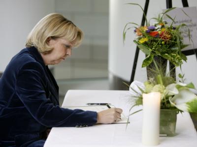 Die nordrhein-westfälische Ministerpräsidentin Hannelore Kraft trägt sich im Landtag in Düsseldorf in ein Kondolenzbuch für die Opfer von Duisburg ein. Hannelore Kraft