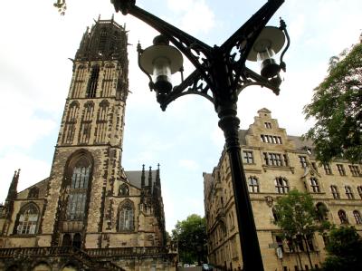 In der Salvatorkirche soll am Samstag der Gedenkgottesdienst für die Opfer der Loveparade abgehalten werden. Salvatorkirche
